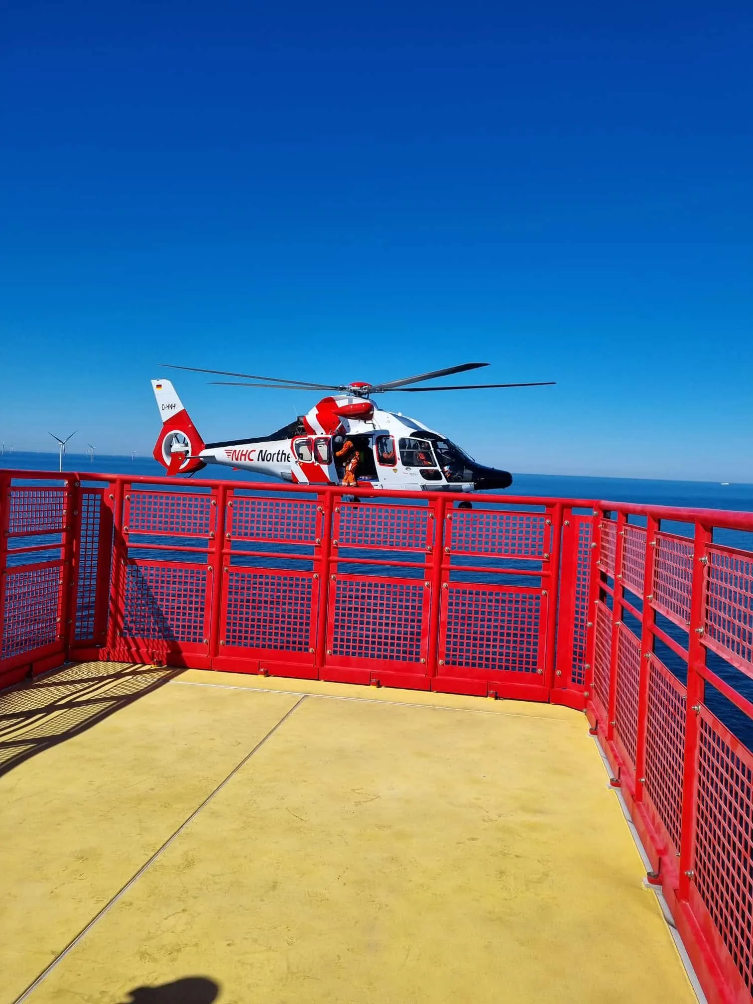Rettungshubschrauber landet auf dem Helikopterlandeplatz einer Offshore-Plattform