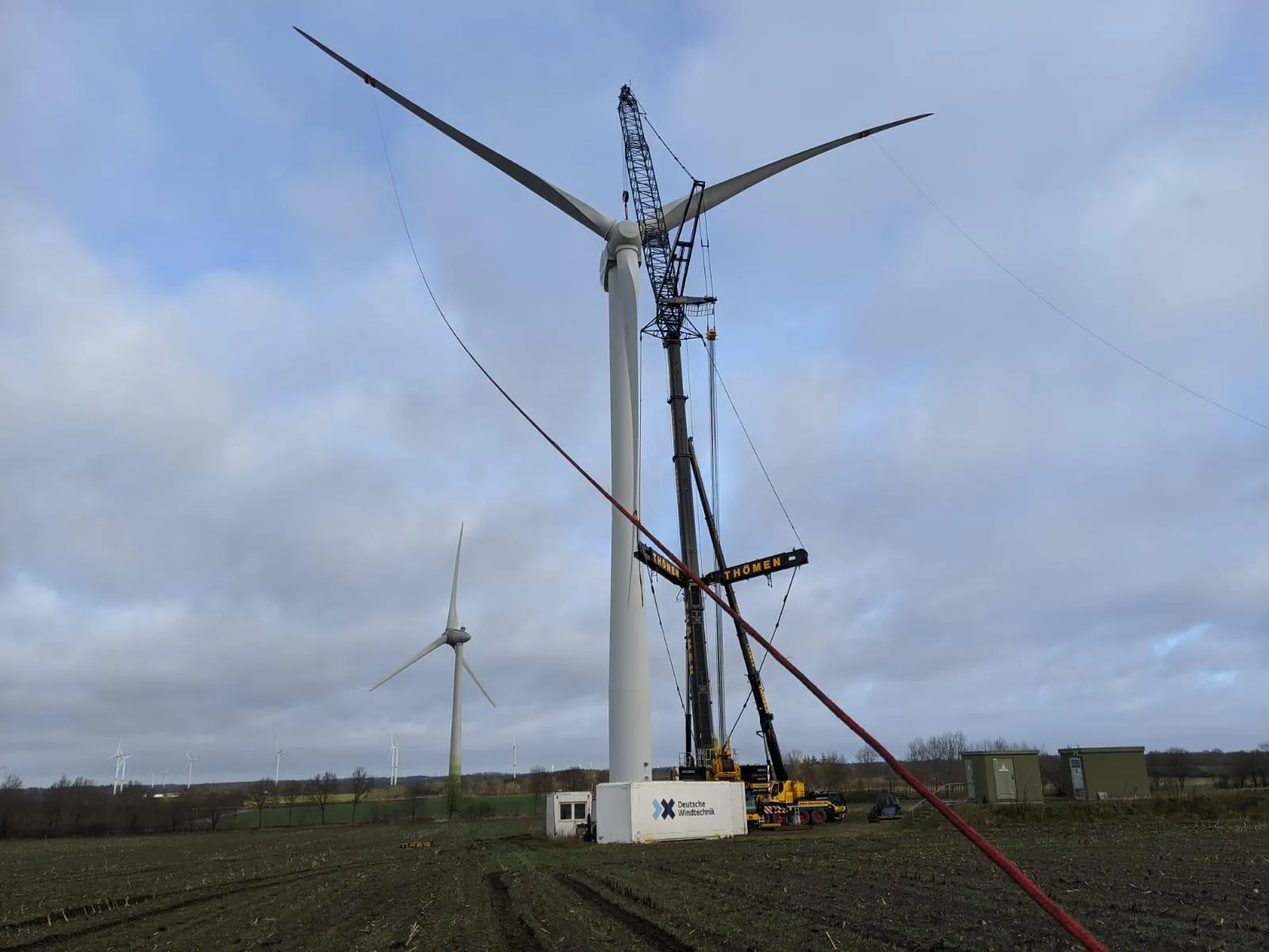 Kranmontage eines Rotorsterns an einer Windkraftanlage im Feld